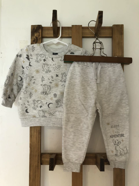Set- Buzo y pantalón algodón gris Rey León. Primark. 12 meses.