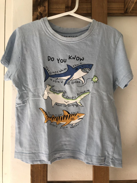 4/5A | Outlet- Remera MC Tiburones. Primark. 4/5 años.