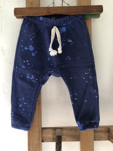 Pantalón jogging azul con manchas celestes. MIMO. 12 meses.