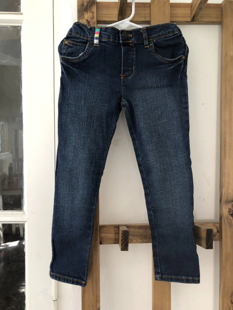 Jean azul con lentejuelas en el precinto. CARTERS. 5 años.