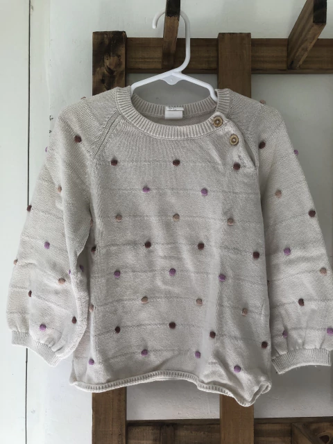 Sweater finito beige con borlitas. HYM. 3 años.