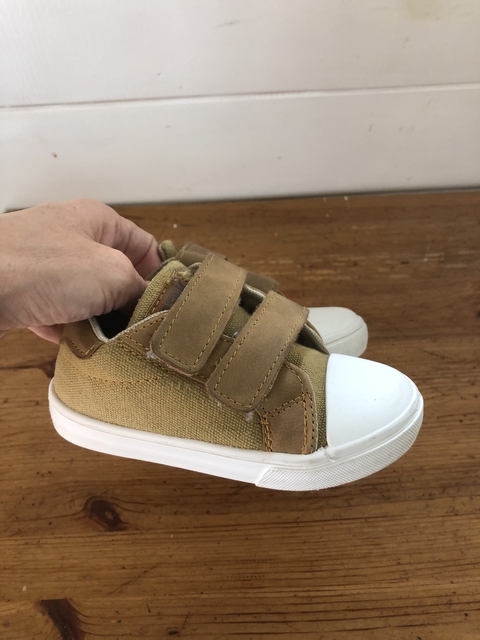 Zapatillas con abrojo camel. BENK. Talle 24.