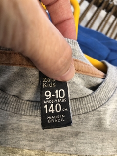 Remera ML gris con estampado. ZARA. 9/10 años. - comprar online