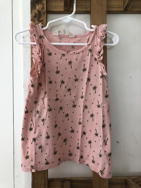 Remera musculosa rosa con palmeras y volados. HYM. 4 años.