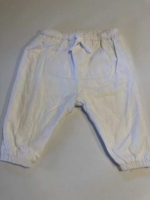 Pantalón blanco a rayas grises. ZARA. 3 meses. Forrado adentro.