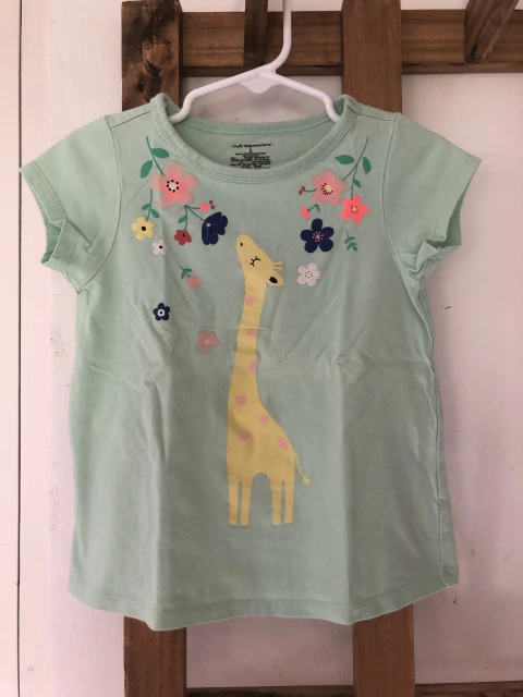 Remera verde agua con jirafa. First Impresions. 4 años.