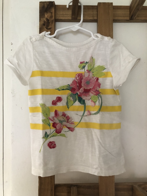 Remera blanca con flor. GAP. 5 años.