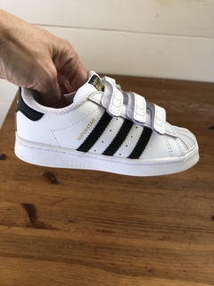 Zapatillas blancas con velcro. ADIDAS. Talle 24. - comprar online