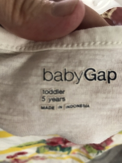 Remera blanca con flor. GAP. 5 años. - Lo Canto • Moda Circular