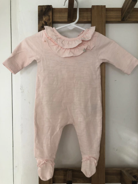 Enterito rosa de algodón con volados. Magdalena Esposito. Recien nacido.