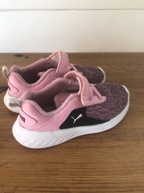Zapatillas rosas con abrojo. PUMA. Talle 25.