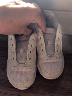 Zapas blancas con rosa y amarillo. PUMA. Talle 26. No tienen los cordones. en internet