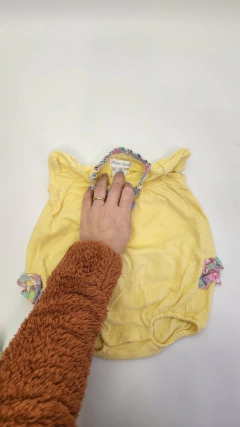 3M | Enterito POLO amarillo con cuello cuadrille - 3 Meses - comprar online