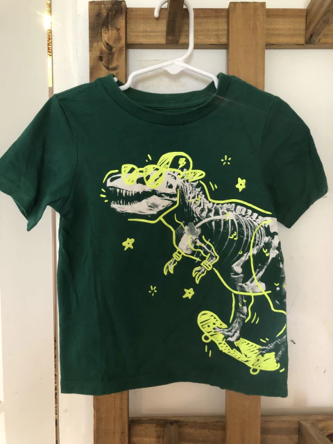 Remera MC verde con dino. PLACE. 3 años.