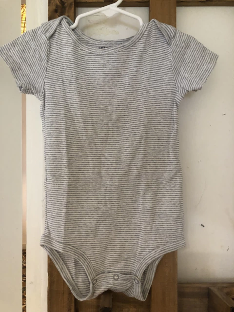 Body MC a rayas gris y blanco. CARTERS. 24 meses.