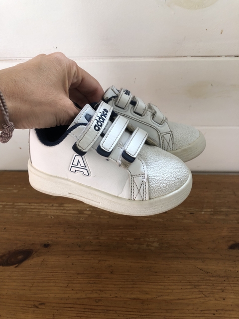 Zapatillas con abrojo blancas.ADNICE. Talle 23.