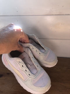 Zapas blancas con rosa y amarillo. PUMA. Talle 26. No tienen los cordones. - comprar online