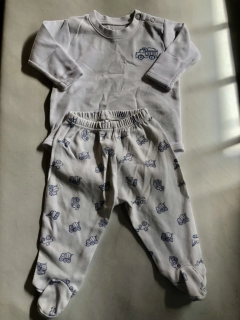 Set- Body blanco + ranita blanca con camiones. Algodón Pima. Baby Cottons. Recien Nacido.