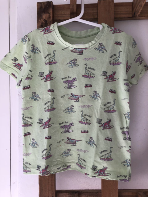 Outlet- Remera MC. verde con dinos. Primark. 4/5 años.