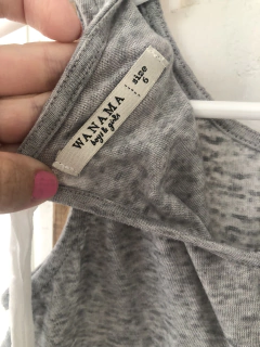 Musculosa gris con volados. WANAMA. 6 años. en internet