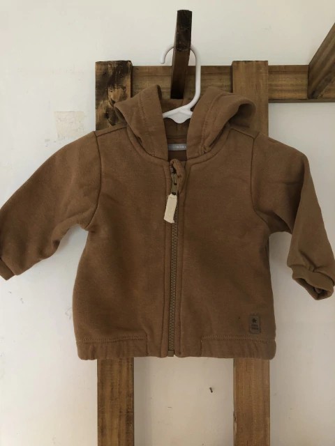 Buzo con capucha y cierre marrón abrigado. MIMO. 6 meses.