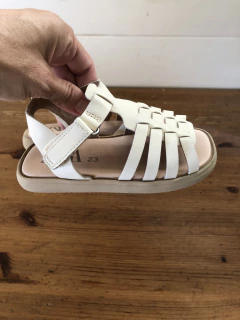 NUEVAS- Sandalias blancas con velcro. ZARA. Talle 23. - comprar online