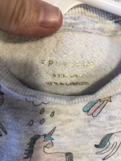 9M | Outlet- Buzo gris con unicornios. PRIMARK. 9 meses. en internet