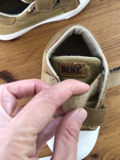 Zapatillas con abrojo camel. BENK. Talle 24. en internet