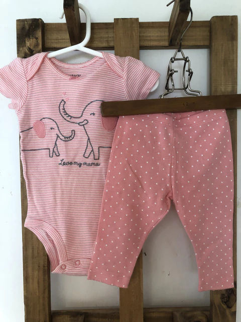 6M | SET- Body MC rosa con elefante + pantalón algodon con elefante atrás. CARTERS. 6 meses.