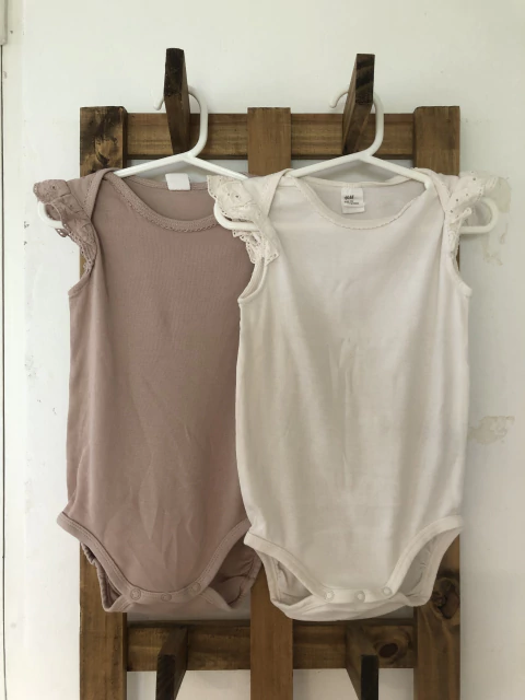Set- Dos bodys MC blanco y rosa. HYM. 2 años.