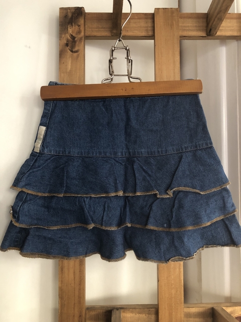 Pollera de jean con volados. Agrodulce. Talle 4. La cintura tiene 26 cm.