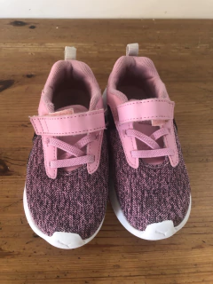 Zapatillas rosas con abrojo. PUMA. Talle 25. - comprar online