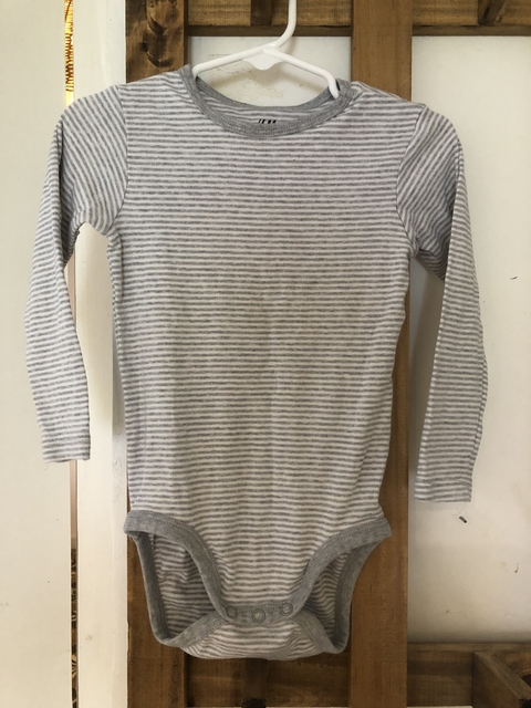 Body ML a rayas gris y blanco. HYM. 18 meses.