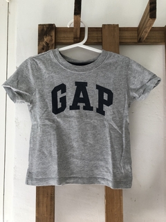 Remera gris MC GAP. 18 meses.