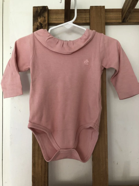 Body algodón rosa con volado en cuello. BABY COTTONS. 6 meses.
