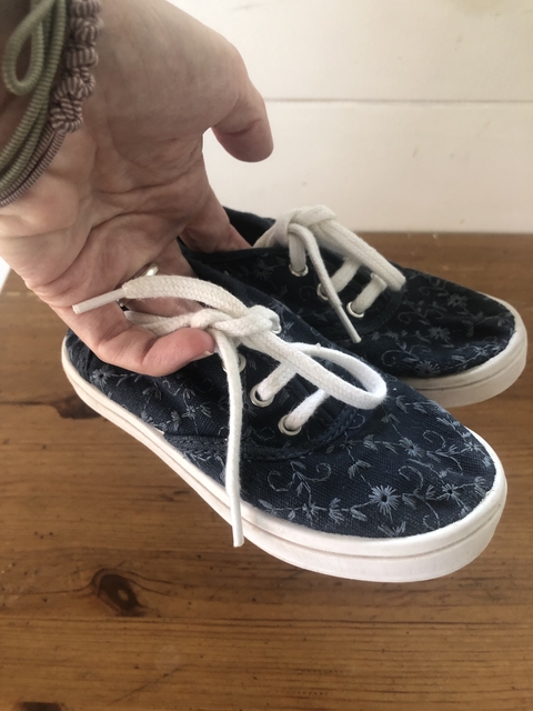 Zapatillas azules con flores y cordones. MIMO. Talle 25.