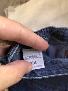 Pollera de jean con volados. Agrodulce. Talle 4. La cintura tiene 26 cm. - comprar online