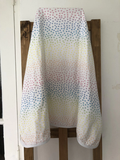 Manta recibidora de algodón con estrellitas y lisa del otro lado. CHEEKY. Talle único.