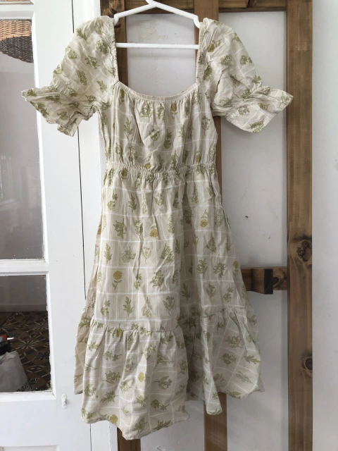 Vestido con mangas y volados verde. Talle 10. Es mas 8 años.