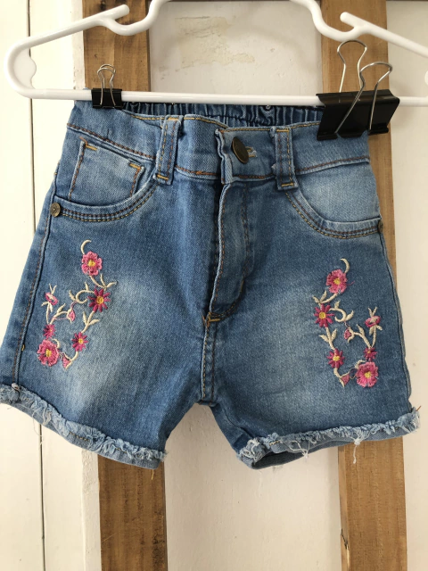 Short de jean con flores bordadas. 4 años. la cintira tiene 21 cm sin estirar.