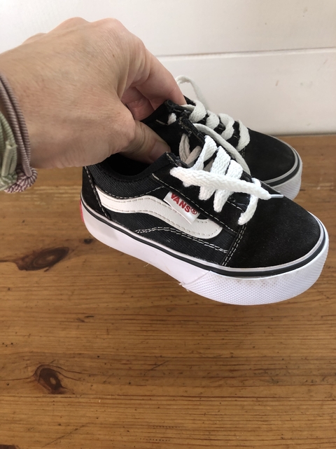 zapatillas negras VANS. Talle 22.
