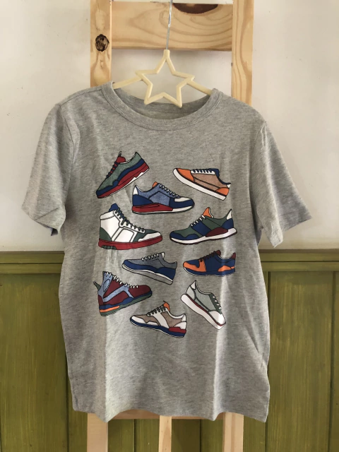 Remera gris MC con zapas. GAP. 6/7 años.