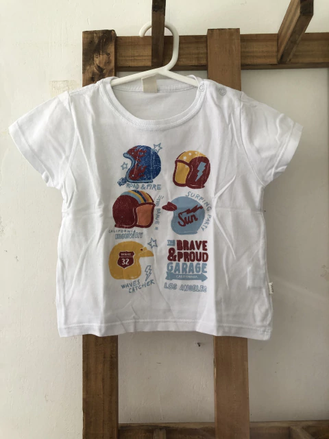 Remera blanca MC cascos. CHEEKY. 1 año.