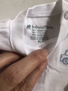 Set- Body blanco + ranita blanca con camiones. Algodón Pima. Baby Cottons. Recien Nacido. en internet