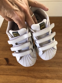 Zapatillas blancas con velcro. ADIDAS. Talle 24. en internet