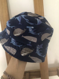 Sombrero piluso azul con ballenas. en internet