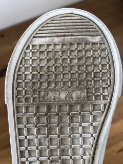 Zapatillas con abrojo camel. BENK. Talle 24. - comprar online