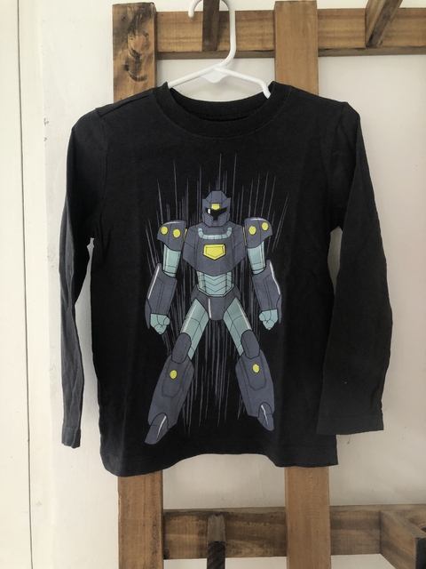Outlet. Remera ML negra robot. CARTERS. 3 años.