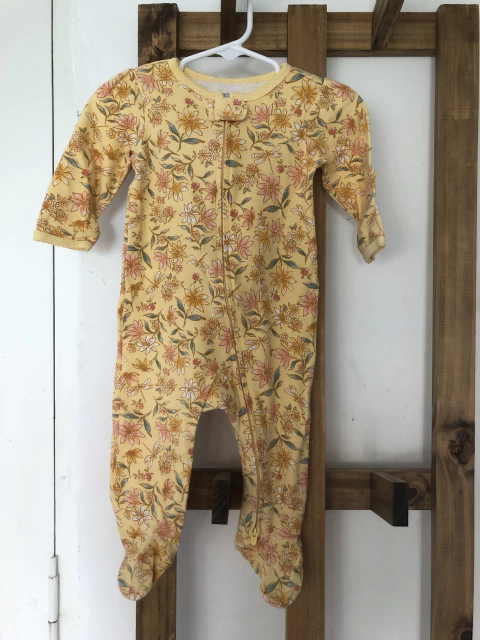 9M | Pijama algodón amarillo con flores. CARTERS. 9 meses.