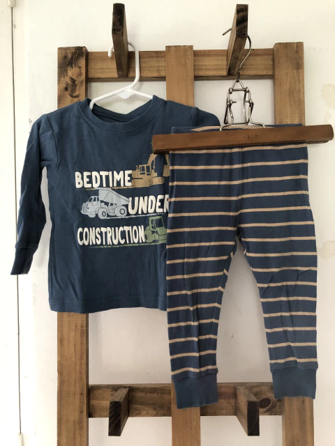 Outlet- Pijama dos piezas azul con camiones. CARTERS. 18 meses.